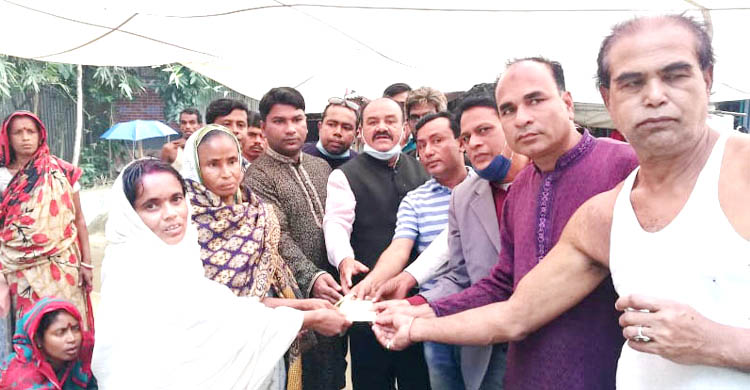 নাগরপুরে ঝর্ণা বৈদ্যের পরিবারকে আর্থিক স